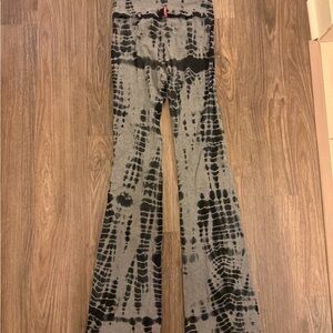 Chic Tie-Dye Flare Jeans in Gray and Black